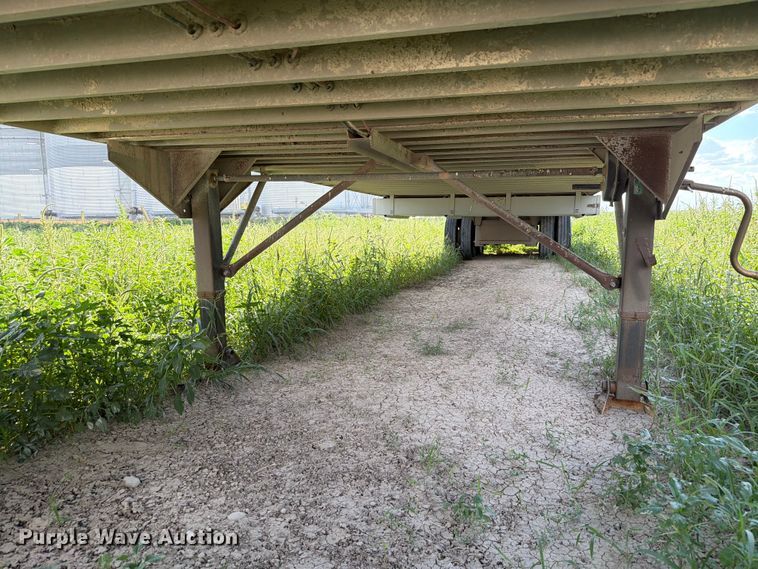 image for item EW8652 2006 Barrett livestock trailer