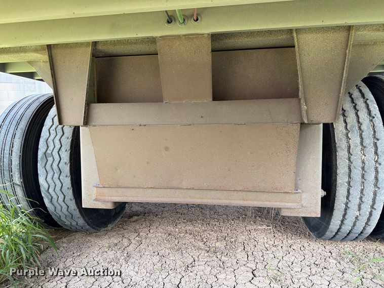 image for item EW8652 2006 Barrett livestock trailer