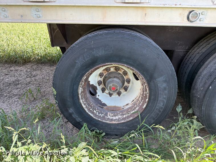 image for item EW8652 2006 Barrett livestock trailer