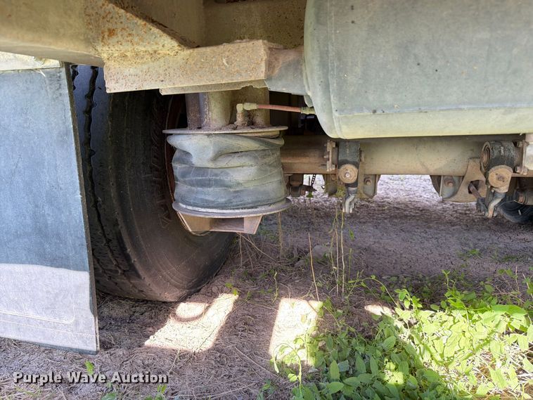 image for item EW8652 2006 Barrett livestock trailer