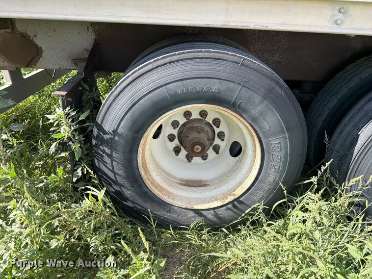image for item EW8652 2006 Barrett livestock trailer