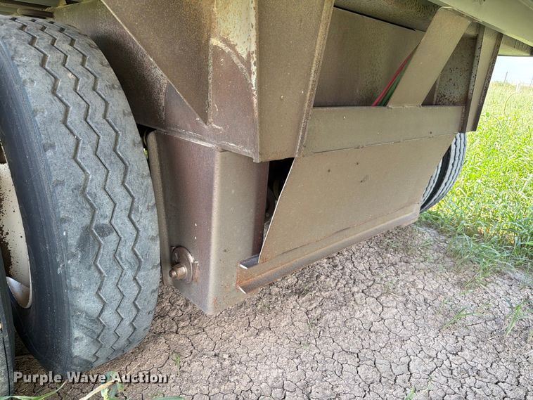 image for item EW8652 2006 Barrett livestock trailer