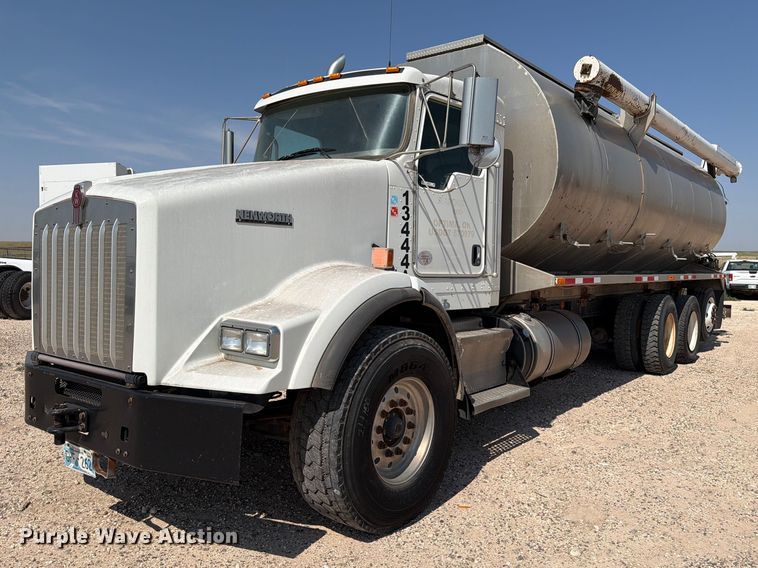 2013 Kenworth T800 feed delivery truck