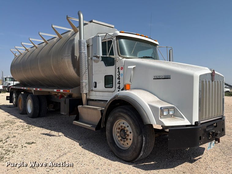 image for item EW8678 2013 Kenworth T800 feed delivery truck