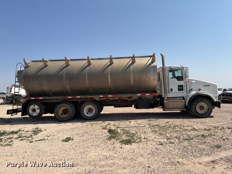 image for item EW8678 2013 Kenworth T800 feed delivery truck