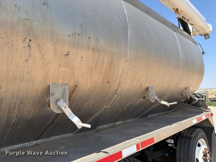 image for item EW8678 2013 Kenworth T800 feed delivery truck