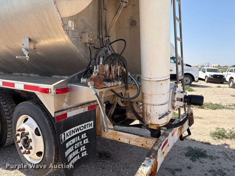 image for item EW8678 2013 Kenworth T800 feed delivery truck