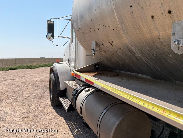 image for item EW8678 2013 Kenworth T800 feed delivery truck