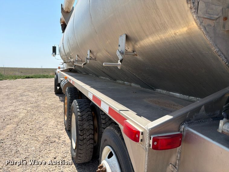 image for item EW8678 2013 Kenworth T800 feed delivery truck