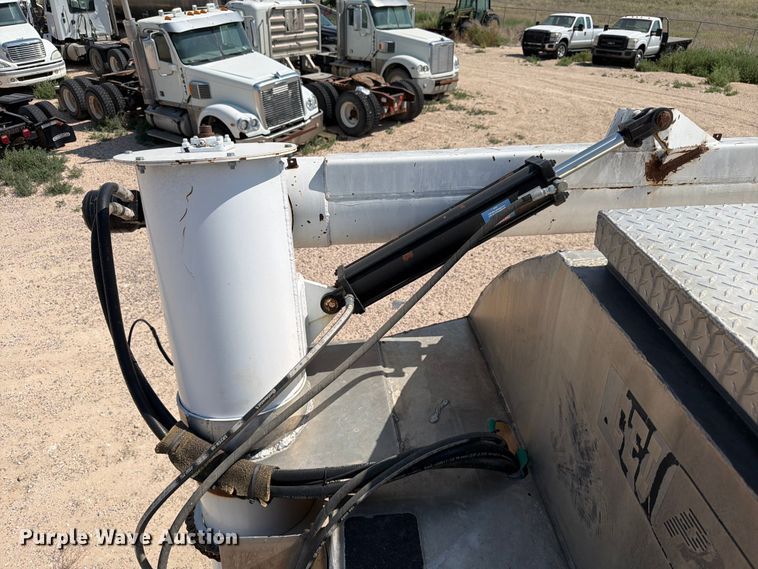 image for item EW8678 2013 Kenworth T800 feed delivery truck