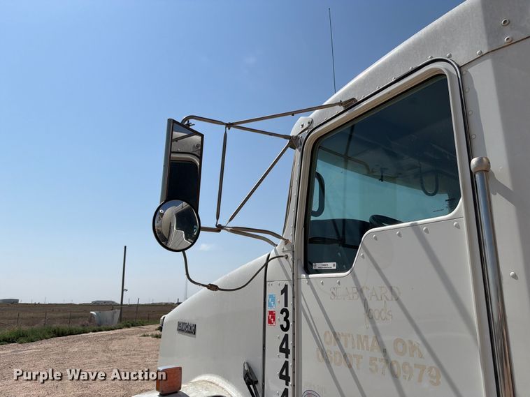 image for item EW8678 2013 Kenworth T800 feed delivery truck