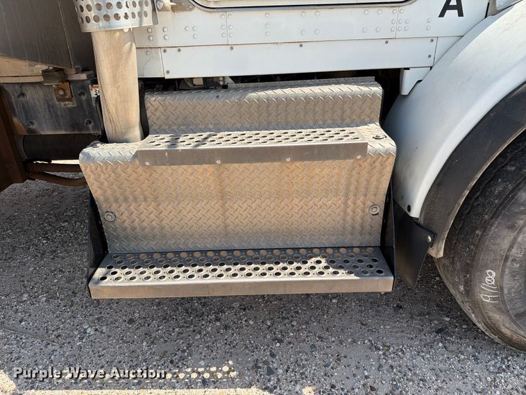 image for item EW8678 2013 Kenworth T800 feed delivery truck