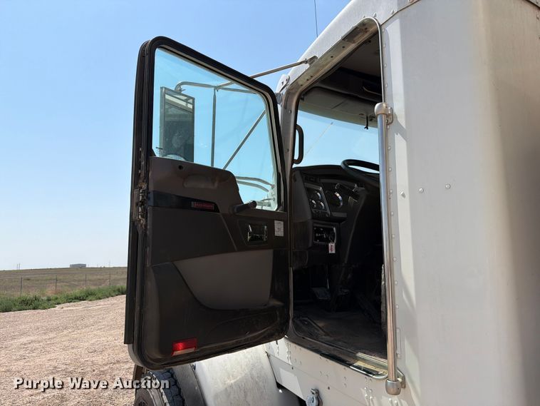 image for item EW8678 2013 Kenworth T800 feed delivery truck