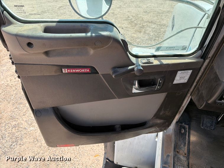 image for item EW8678 2013 Kenworth T800 feed delivery truck