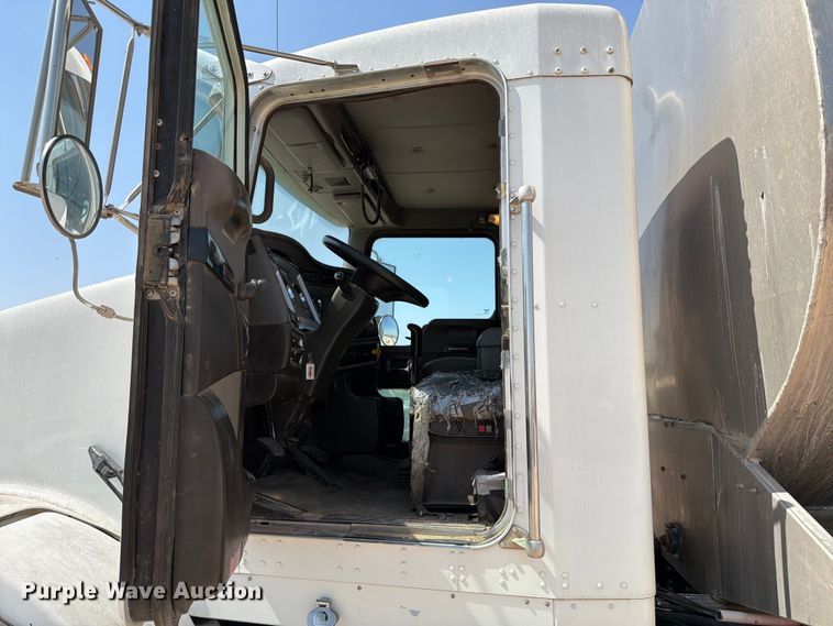 image for item EW8678 2013 Kenworth T800 feed delivery truck