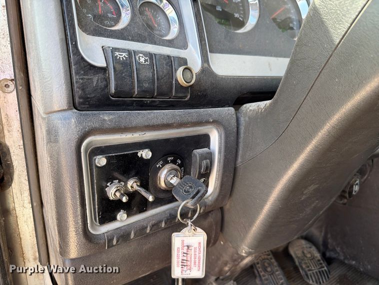 image for item EW8678 2013 Kenworth T800 feed delivery truck