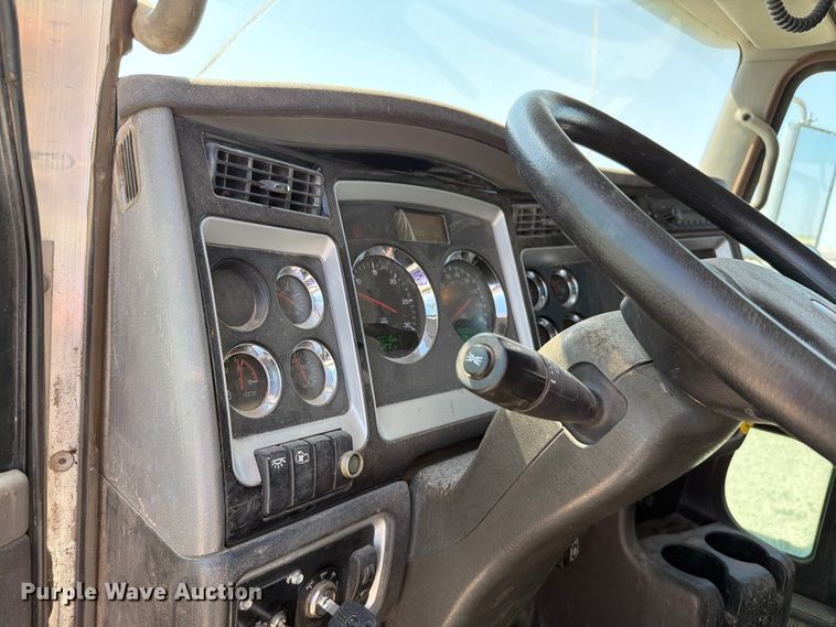 image for item EW8678 2013 Kenworth T800 feed delivery truck