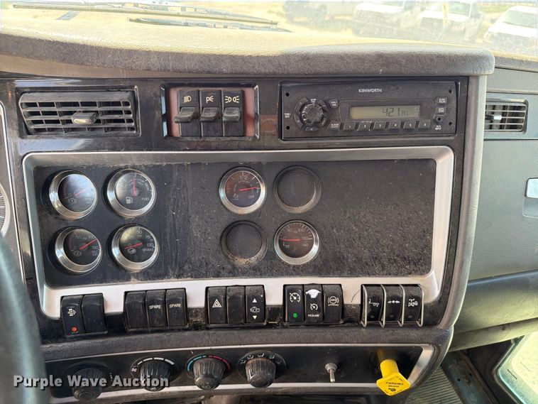 image for item EW8678 2013 Kenworth T800 feed delivery truck