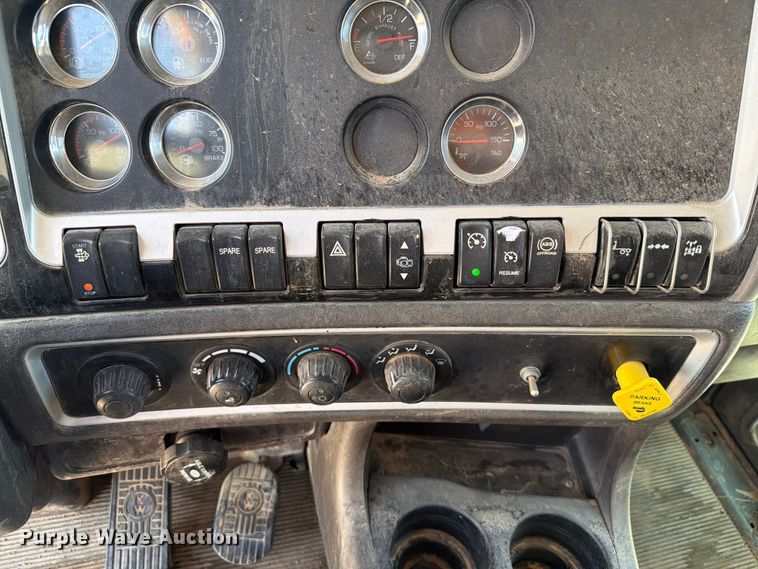 image for item EW8678 2013 Kenworth T800 feed delivery truck