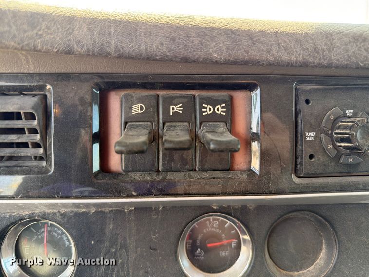 image for item EW8678 2013 Kenworth T800 feed delivery truck