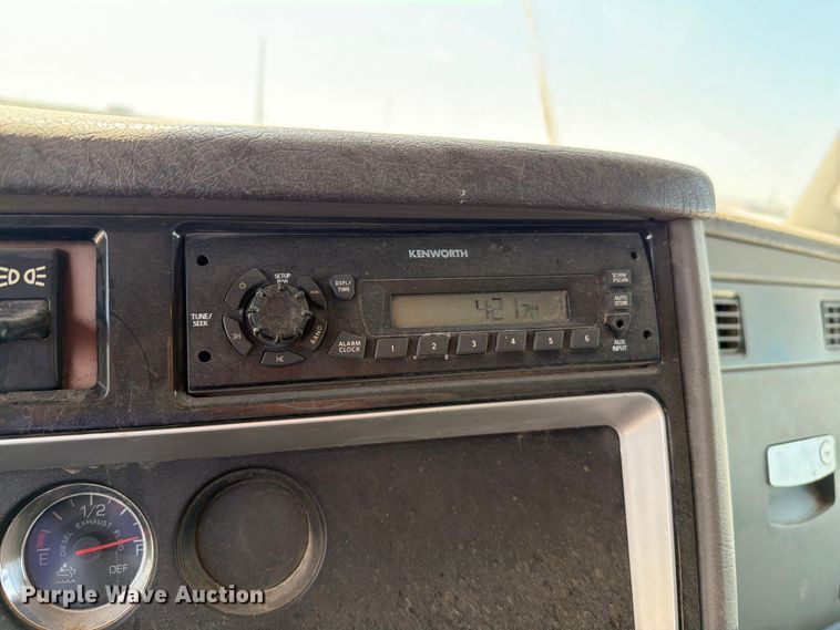 image for item EW8678 2013 Kenworth T800 feed delivery truck