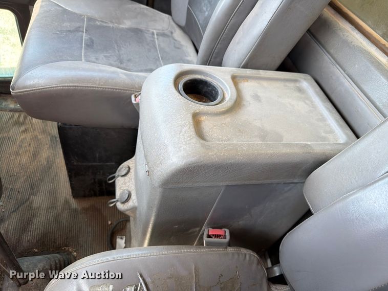 image for item EW8678 2013 Kenworth T800 feed delivery truck