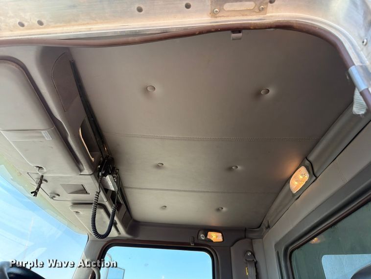 image for item EW8678 2013 Kenworth T800 feed delivery truck