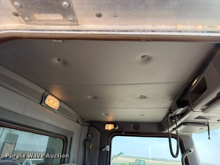 image for item EW8678 2013 Kenworth T800 feed delivery truck