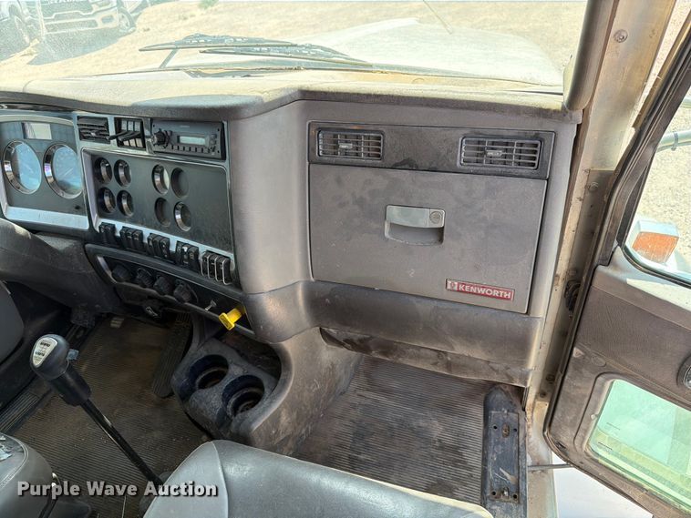 image for item EW8678 2013 Kenworth T800 feed delivery truck