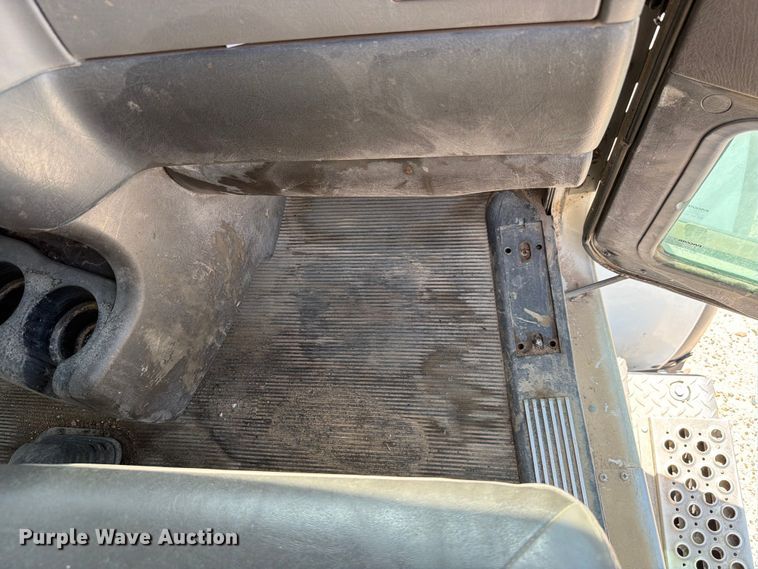 image for item EW8678 2013 Kenworth T800 feed delivery truck