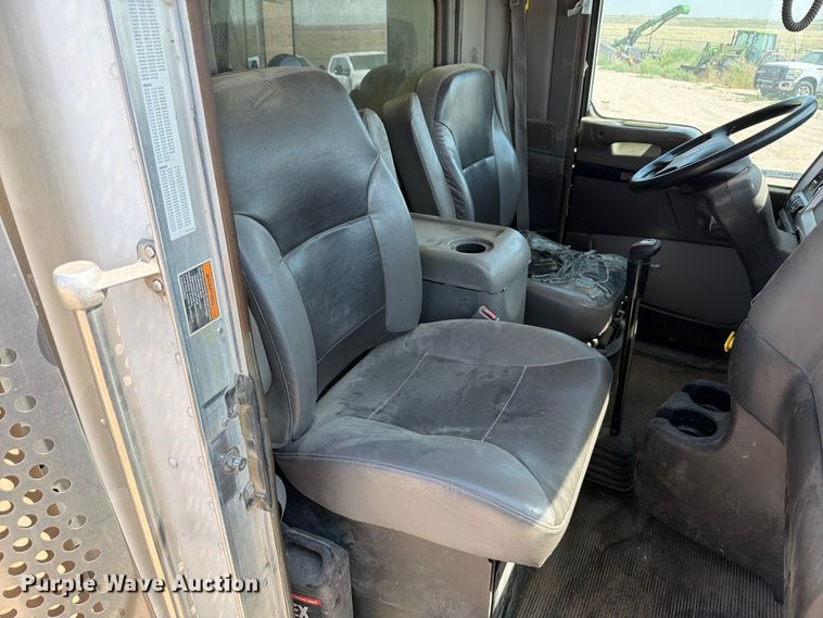image for item EW8678 2013 Kenworth T800 feed delivery truck