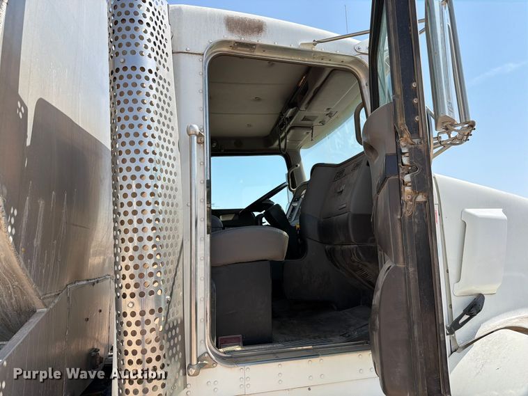 image for item EW8678 2013 Kenworth T800 feed delivery truck