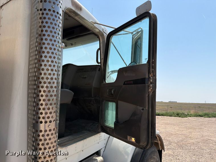 image for item EW8678 2013 Kenworth T800 feed delivery truck
