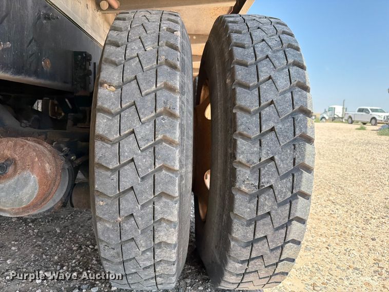 image for item EW8678 2013 Kenworth T800 feed delivery truck