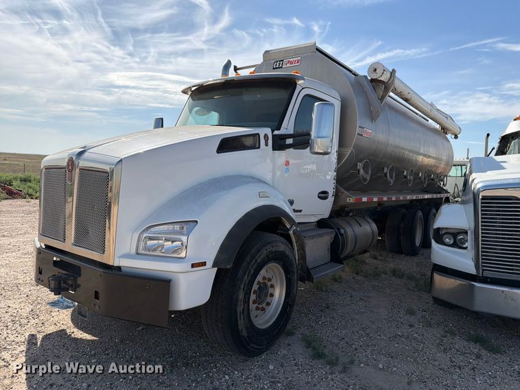 2017 Kenworth T880 feed delivery truck