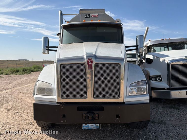 image for item EW8679 2017 Kenworth T880 feed delivery truck