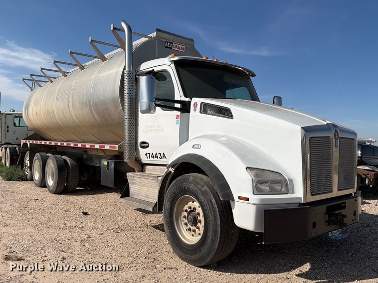 image for item EW8679 2017 Kenworth T880 feed delivery truck