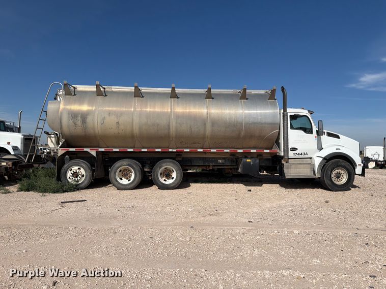 image for item EW8679 2017 Kenworth T880 feed delivery truck