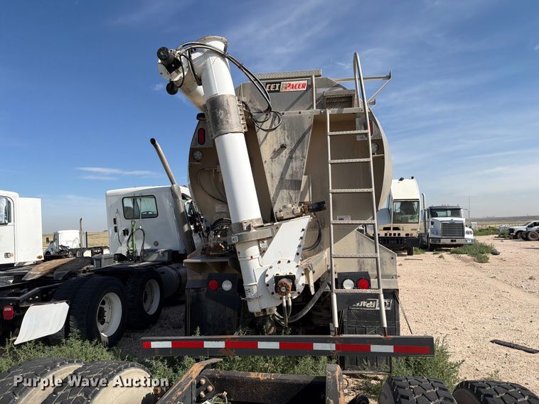 image for item EW8679 2017 Kenworth T880 feed delivery truck