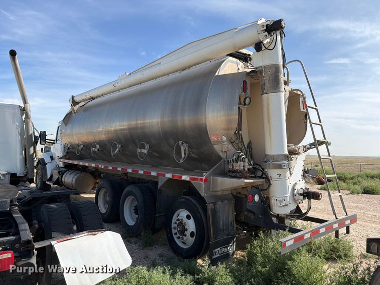 image for item EW8679 2017 Kenworth T880 feed delivery truck