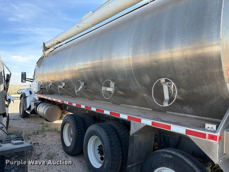image for item EW8679 2017 Kenworth T880 feed delivery truck