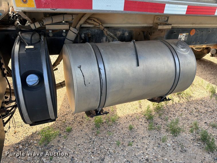 image for item EW8679 2017 Kenworth T880 feed delivery truck