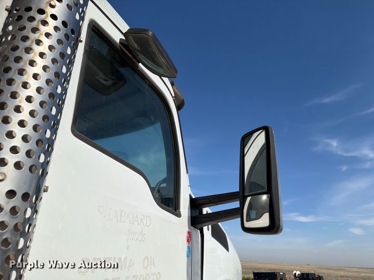 image for item EW8679 2017 Kenworth T880 feed delivery truck
