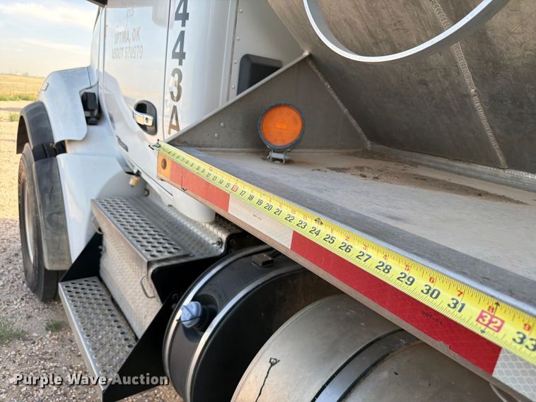 image for item EW8679 2017 Kenworth T880 feed delivery truck