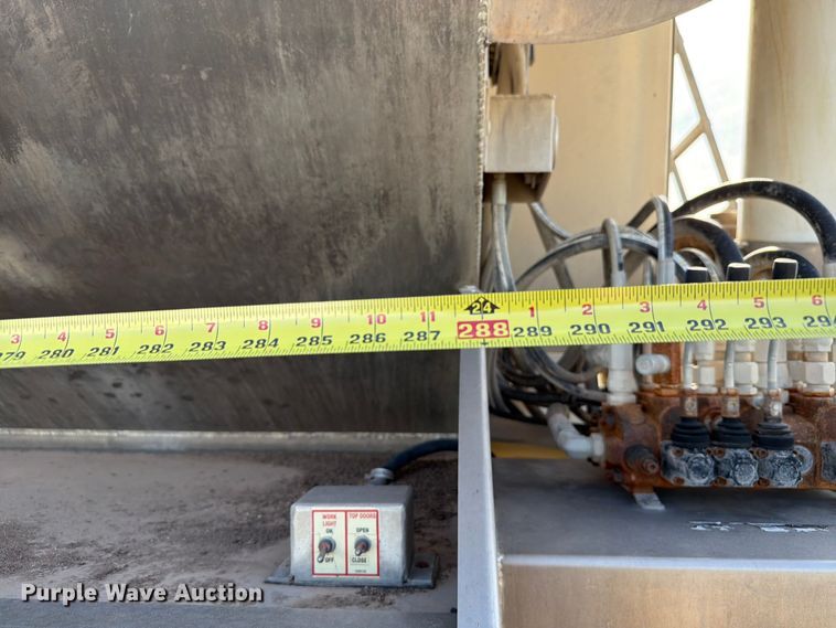 image for item EW8679 2017 Kenworth T880 feed delivery truck