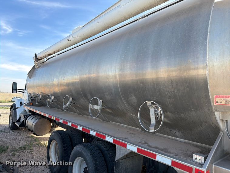 image for item EW8679 2017 Kenworth T880 feed delivery truck