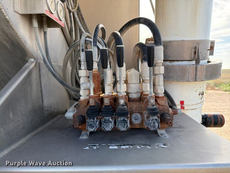 image for item EW8679 2017 Kenworth T880 feed delivery truck