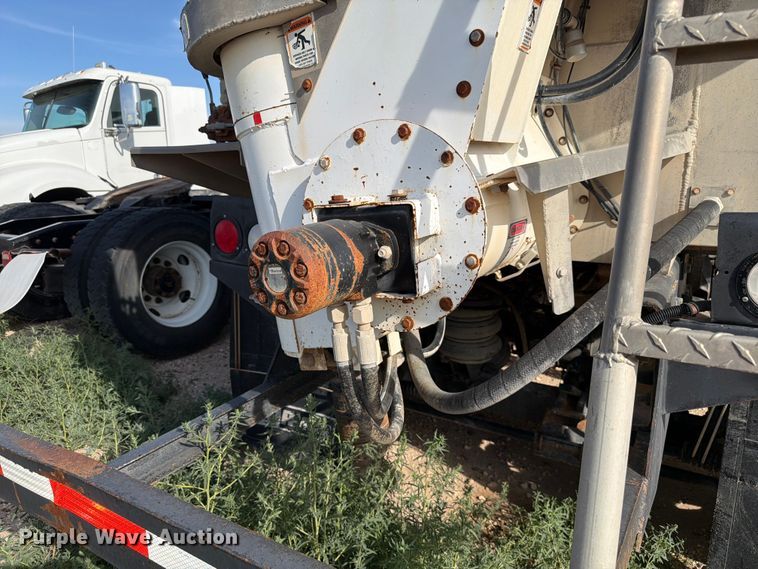 image for item EW8679 2017 Kenworth T880 feed delivery truck