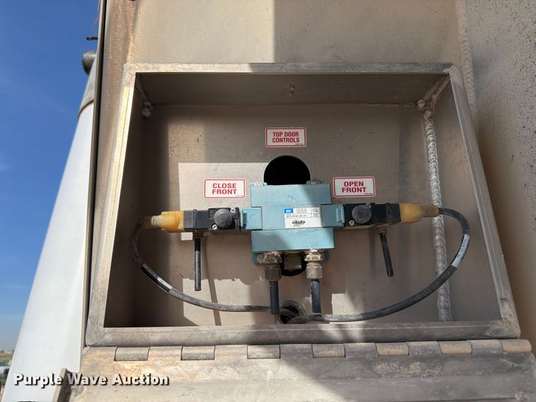 image for item EW8679 2017 Kenworth T880 feed delivery truck