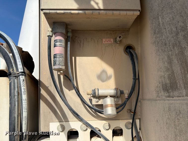 image for item EW8679 2017 Kenworth T880 feed delivery truck